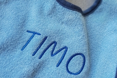 laetzchen-geschenkidee-bestickt-mit-namen-in-blau-kofmehl-kreativ-gmbh-Kopie