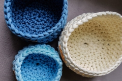 handmade-geflochtene-koerbe-blau-und-weiss-kofmehl-kreativ-gmbh-subingen.jpg