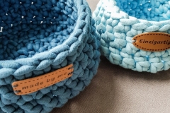 handmade-geflochtene-koerbe-hell-und-dunkelblau-kofmehl-kreativ-gmbh-subingen.jpg