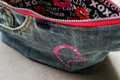 handmade-jeans-etui-mit-herz-rosa-und-innenleben-mit-love-kofmehl-kreativ-gmbh