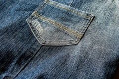 handmade-jeans-tasche-dunkellbau-mit-filzschmuck-kombiniert-kofmehl-kreativ-gmbh